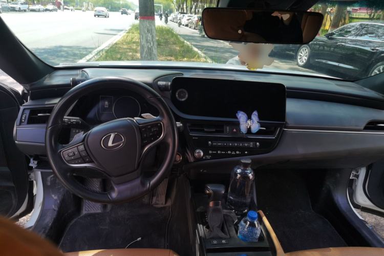 Used Lexus ES 2022 300h Excellence Edition Center Console