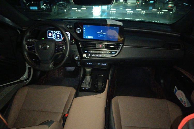 Used Lexus ES 2022 200 Luxury Edition Center Console