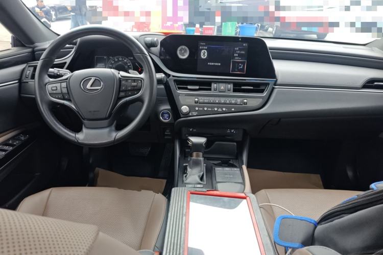 Used Lexus ES 2022 300h Excellence Edition Center Console