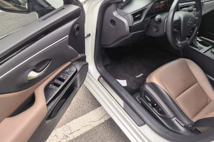 Used Lexus ES 2022 300h Excellence Edition Driver Seat
