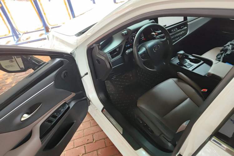 Used Lexus ES 2022 300h Excellence Edition Driver Seat