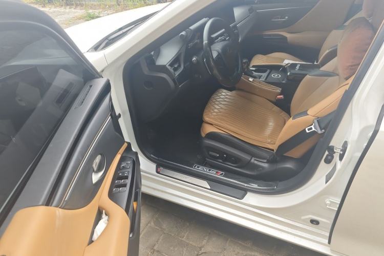 Used Lexus ES 2022 300h Excellence Edition Driver Seat