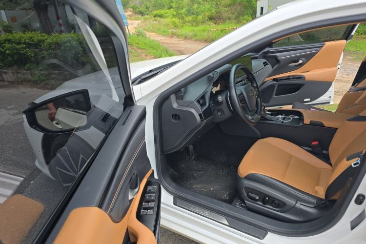 Used Lexus ES 2022 300h Excellence Edition Driver Seat