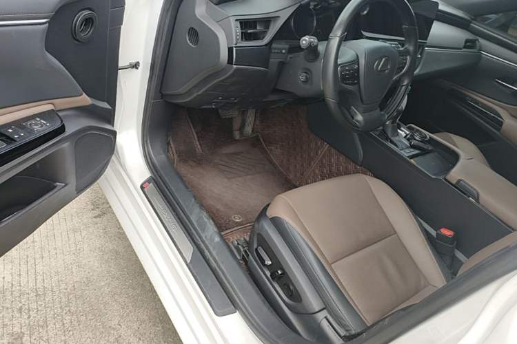 Used Lexus ES 2022 200 Luxury Edition Driver Seat