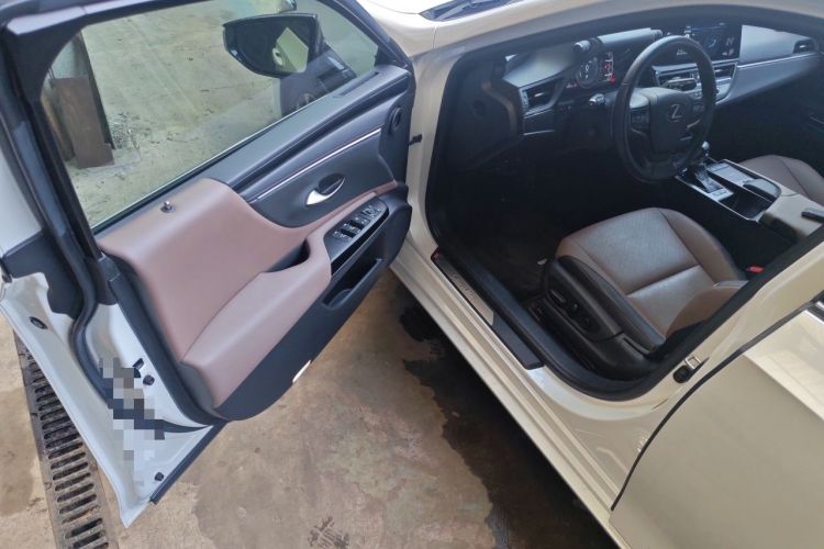 Used Lexus ES 2022 300h Excellence Edition Driver Seat