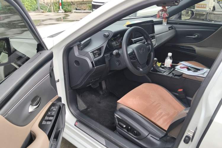 Used Lexus ES 2022 300h Excellence Edition Driver Seat