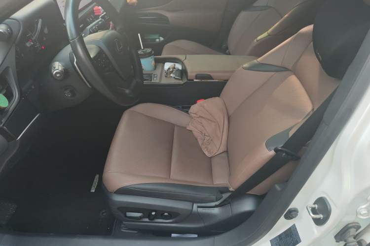 Used Lexus ES 2022 300h Deluxe Edition Driver Seat