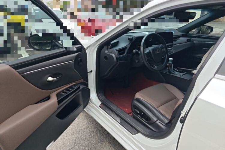 Used Lexus ES 2022 300h Excellence Edition Driver Seat