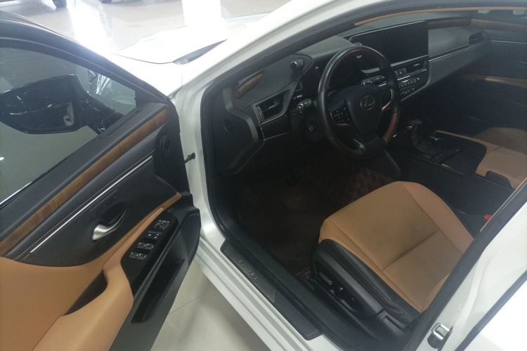 Used Lexus ES 2022 200 Luxury Edition Driver Seat