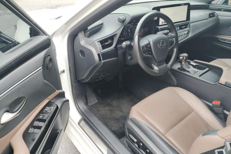 Used Lexus ES 2022 300h Excellence Edition Driver Seat