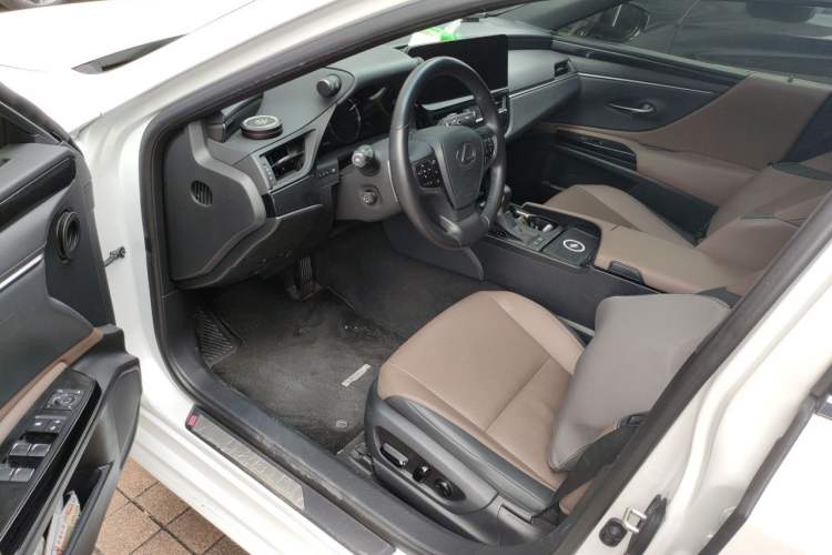 Used Lexus ES 2022 300h Excellence Edition Driver Seat