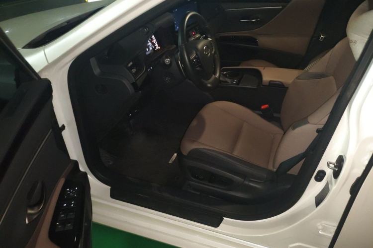 Used Lexus ES 2022 200 Excellence Edition Driver Seat
