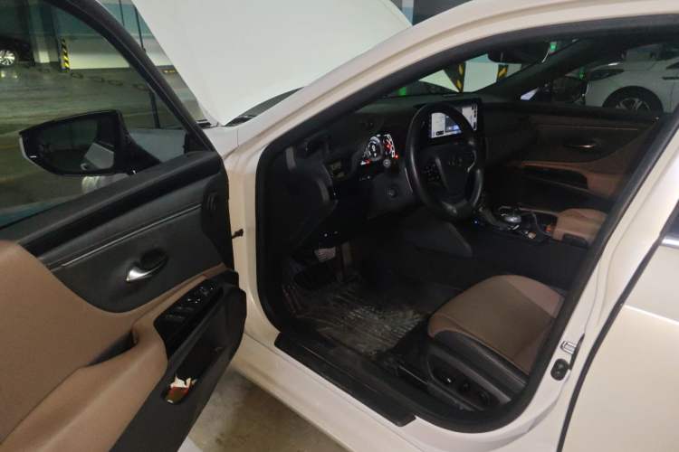 Used Lexus ES 2022 300h Excellence Edition Driver Seat