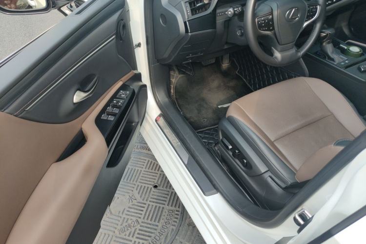 Used Lexus ES 2022 300h Excellence Edition Driver Seat