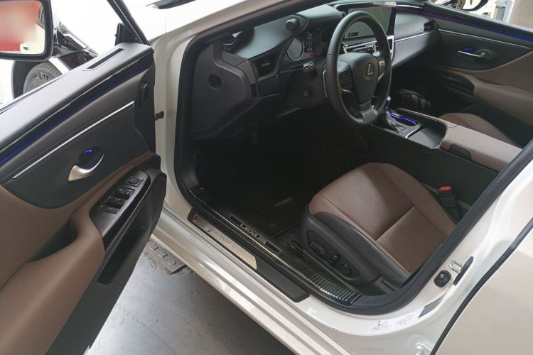 Used Lexus ES 2022 300h Excellence Edition Driver Seat