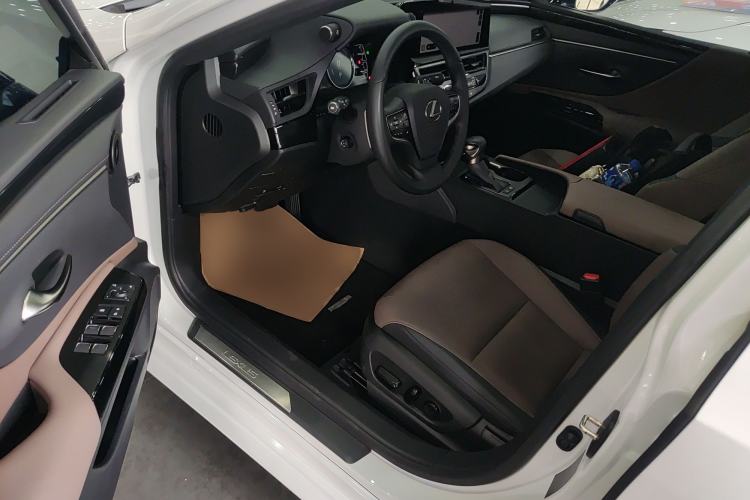 Used Lexus ES 2022 300h Excellence Edition Driver Seat