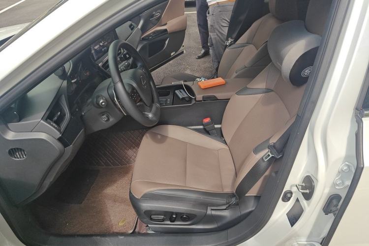 Used Lexus ES 2022 300h Excellence Edition Driver Seat