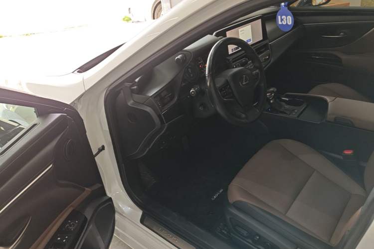 Used Lexus ES 2022 300h Excellence Edition Driver Seat