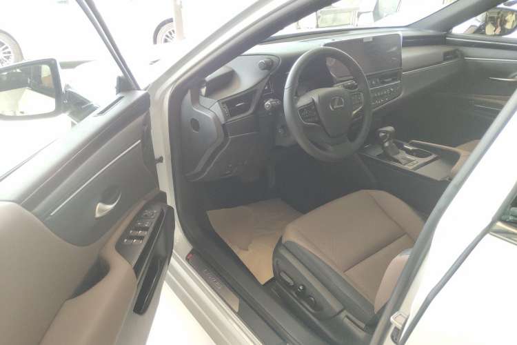 Used Lexus ES 2022 300h Excellence Edition Driver Seat