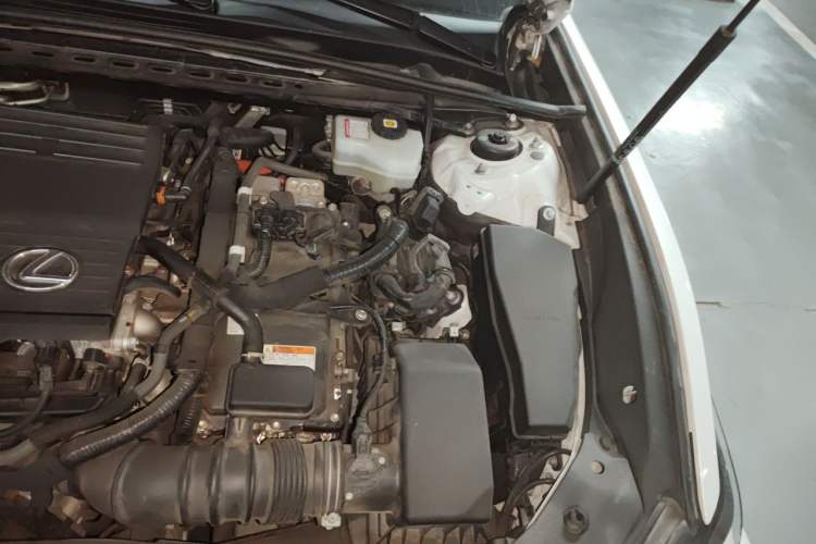 Used Lexus ES 2022 300h Deluxe Edition Engine Bay Left