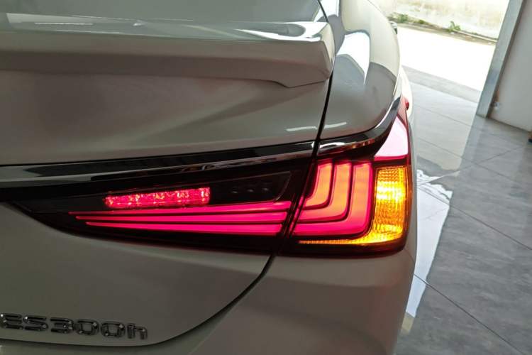 Used Lexus ES 2022 300h Excellence Edition Exterior 3