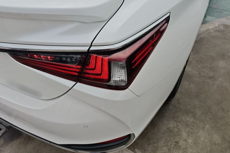 Used Lexus ES 2022 300h Excellence Edition Exterior 3