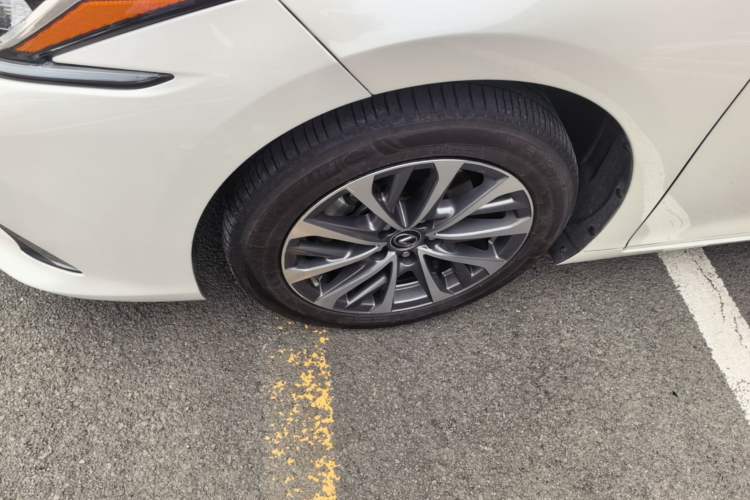 Used Lexus ES 2022 300h Excellence Edition Exterior 4