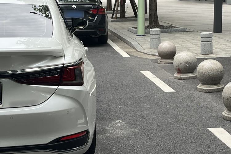 Used Lexus ES 2022 300h Excellence Edition Exterior 9