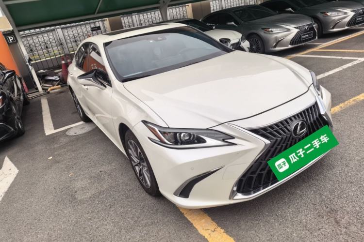 Used Lexus ES 2022 300h Excellence Edition Front Right 45 Deg