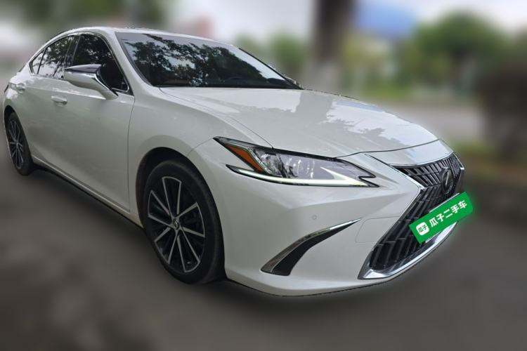 Used Lexus ES 2022 300h Excellence Edition Front Right 45 Deg