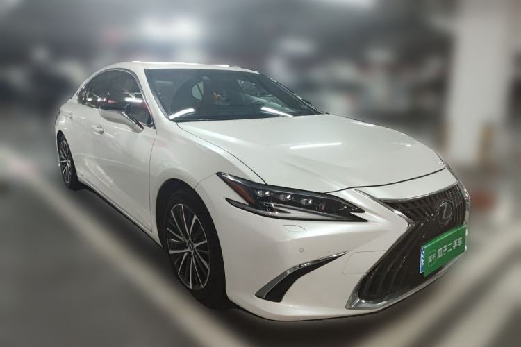Used Lexus ES 2022 300h Deluxe Edition Front Right 45 Deg