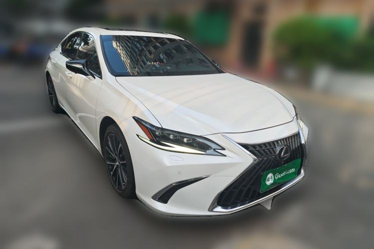 Used Lexus ES 2022 300h Deluxe Edition Front Right 45 Deg