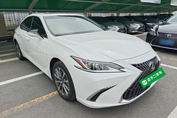 Used Lexus ES 2022 300h Excellence Edition Front Right 45 Deg