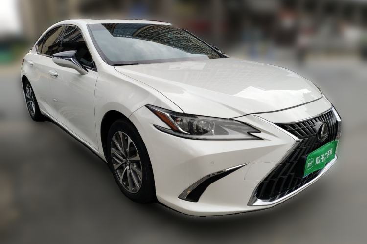 Used Lexus ES 2022 300h Excellence Edition Front Right 45 Deg