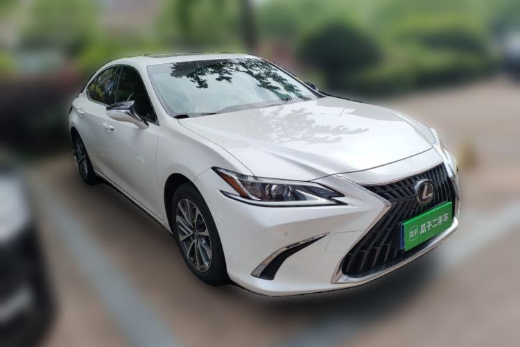 Used Lexus ES 2022 300h Excellence Edition Front Right 45 Deg