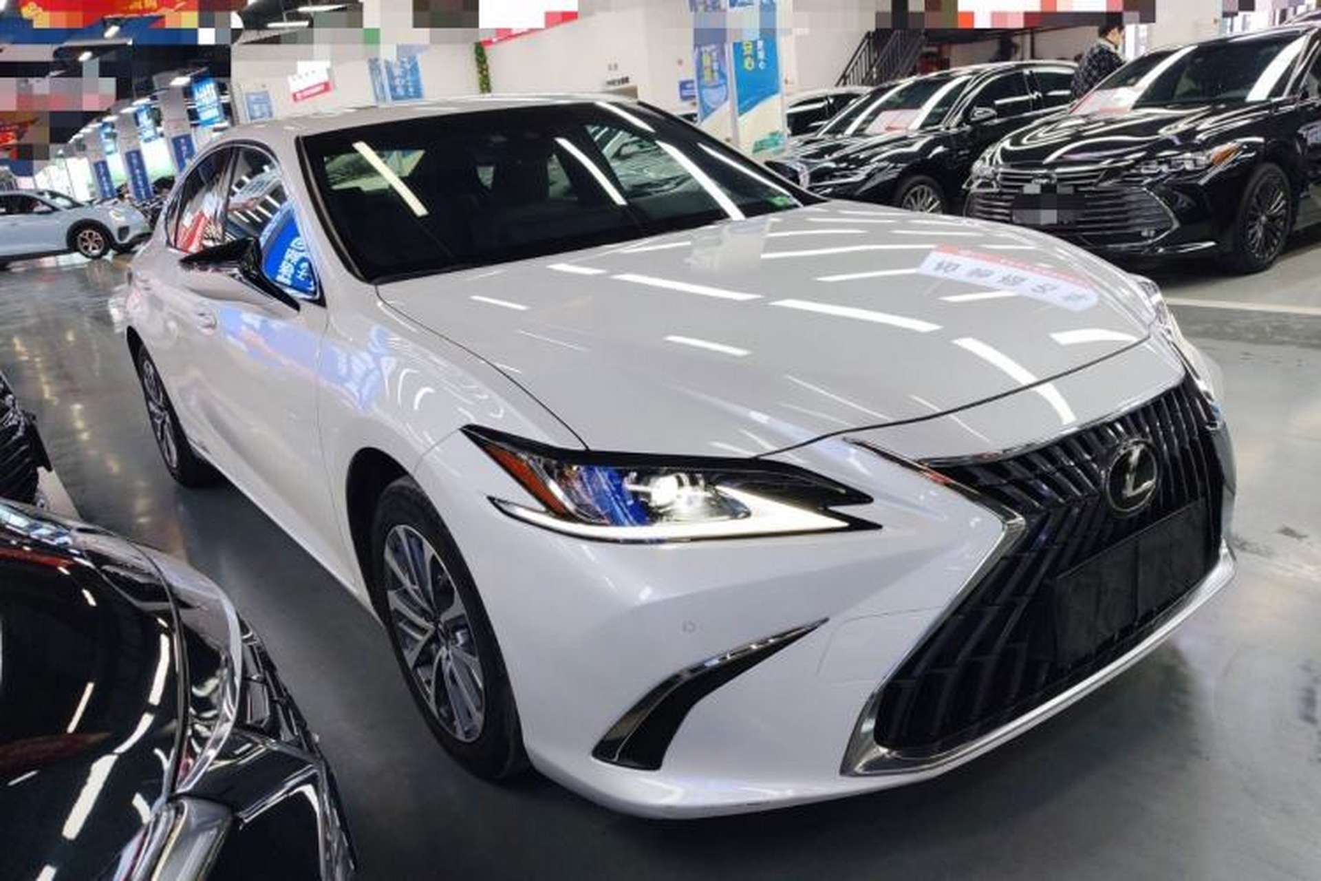 Used Lexus ES 2022 200 Luxury Edition Front Right 45 Deg
