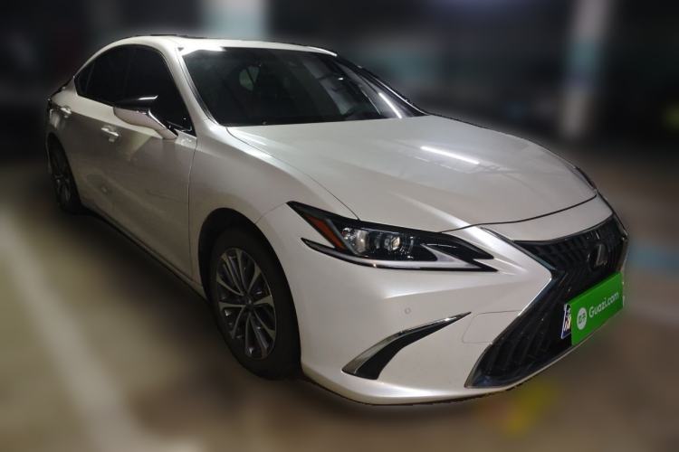Used Lexus ES 2022 300h Excellence Edition Front Right 45 Deg