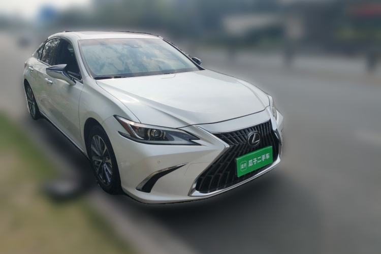 Used Lexus ES 2022 300h Excellence Edition Front Right 45 Deg