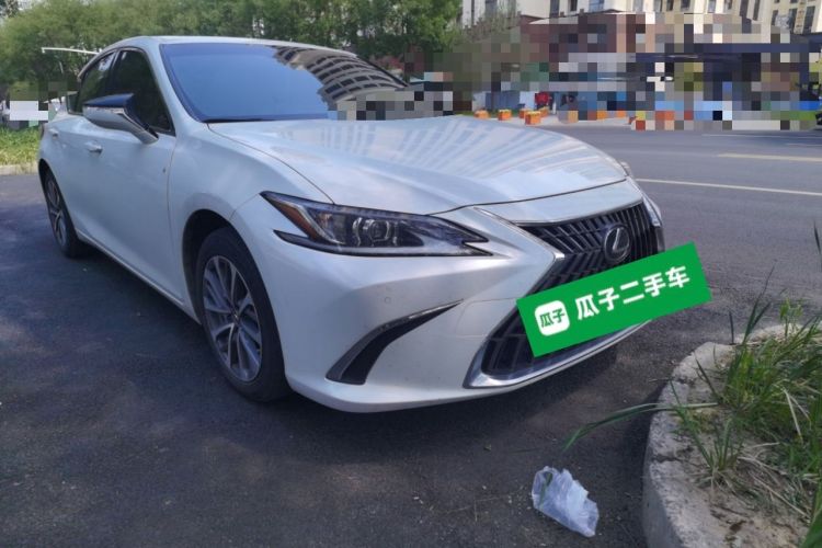 Used Lexus ES 2022 300h Excellence Edition Front Right 45 Deg