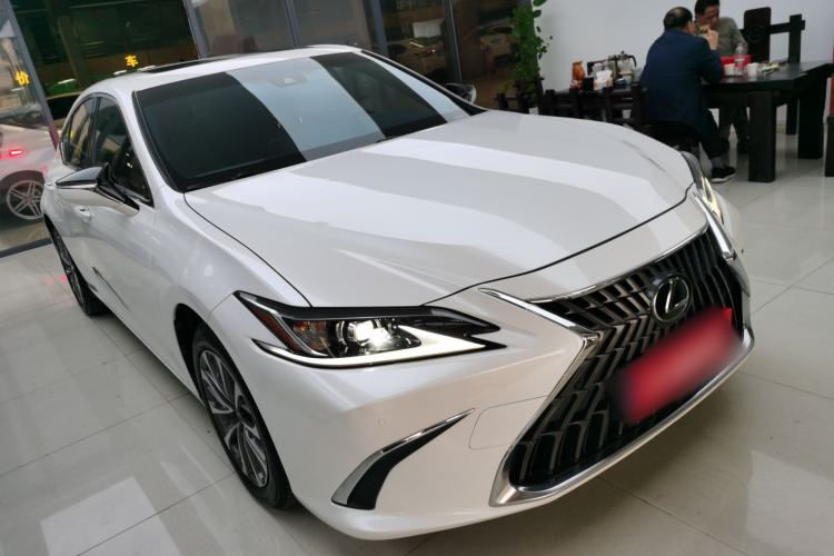 Used Lexus ES 2022 200 Excellence Edition Front Right 45 Deg