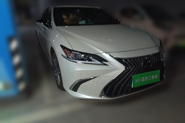 Used Lexus ES 2022 200 Luxury Edition Front Right 45 Deg