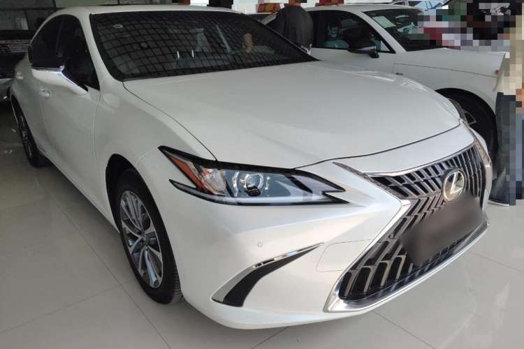 Used Lexus ES 2022 300h Excellence Edition Front Right 45 Deg