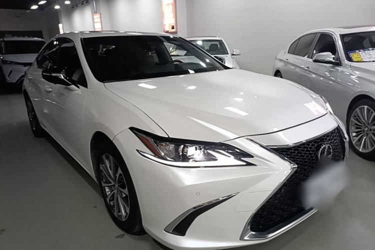 Used Lexus ES 2022 300h Excellence Edition Front Right 45 Deg