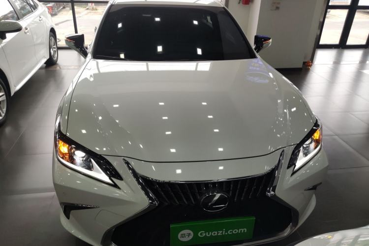 Used Lexus ES 2022 300h Excellence Edition Front