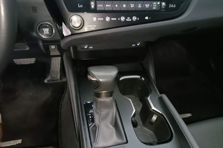 Used Lexus ES 2022 260 Excellence Edition Gear Lever