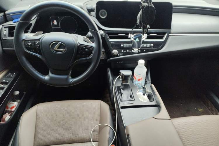 Used Lexus ES 2022 300h Deluxe Edition Interior 2