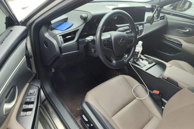 Used Lexus ES 2022 300h Deluxe Edition Interior 3