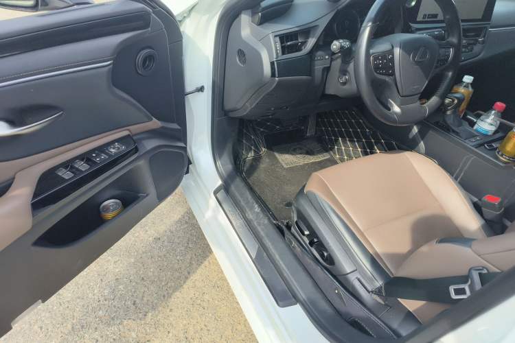 Used Lexus ES 2022 300h Excellence Edition Interior 3
