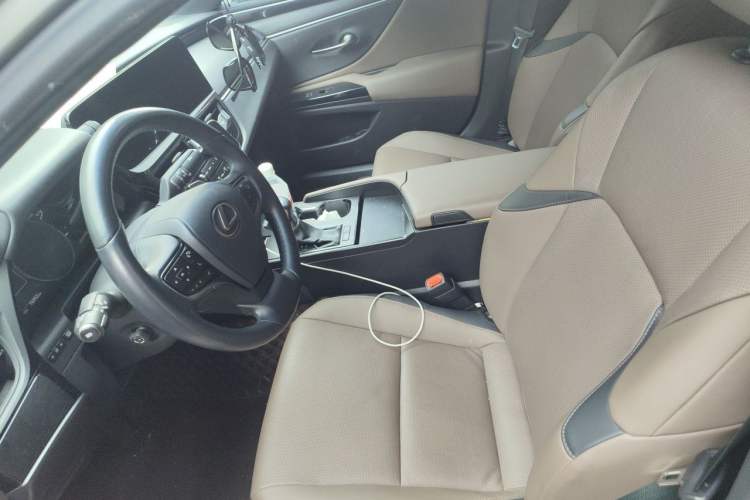 Used Lexus ES 2022 300h Deluxe Edition Left Front Seat