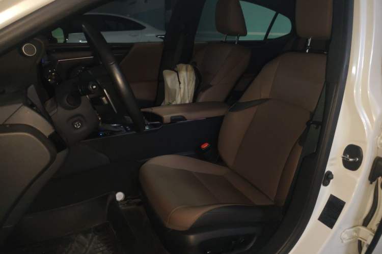 Used Lexus ES 2022 300h Excellence Edition Left Front Seat
